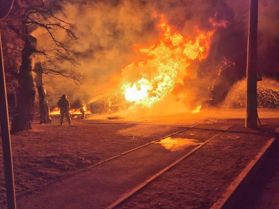 В Первомайске перевернулся бензовоз В Первомайске перевернулся бензовоз dqxikeidqxidqrant