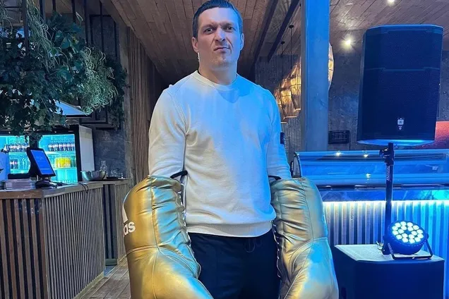 Александр в перчатках.