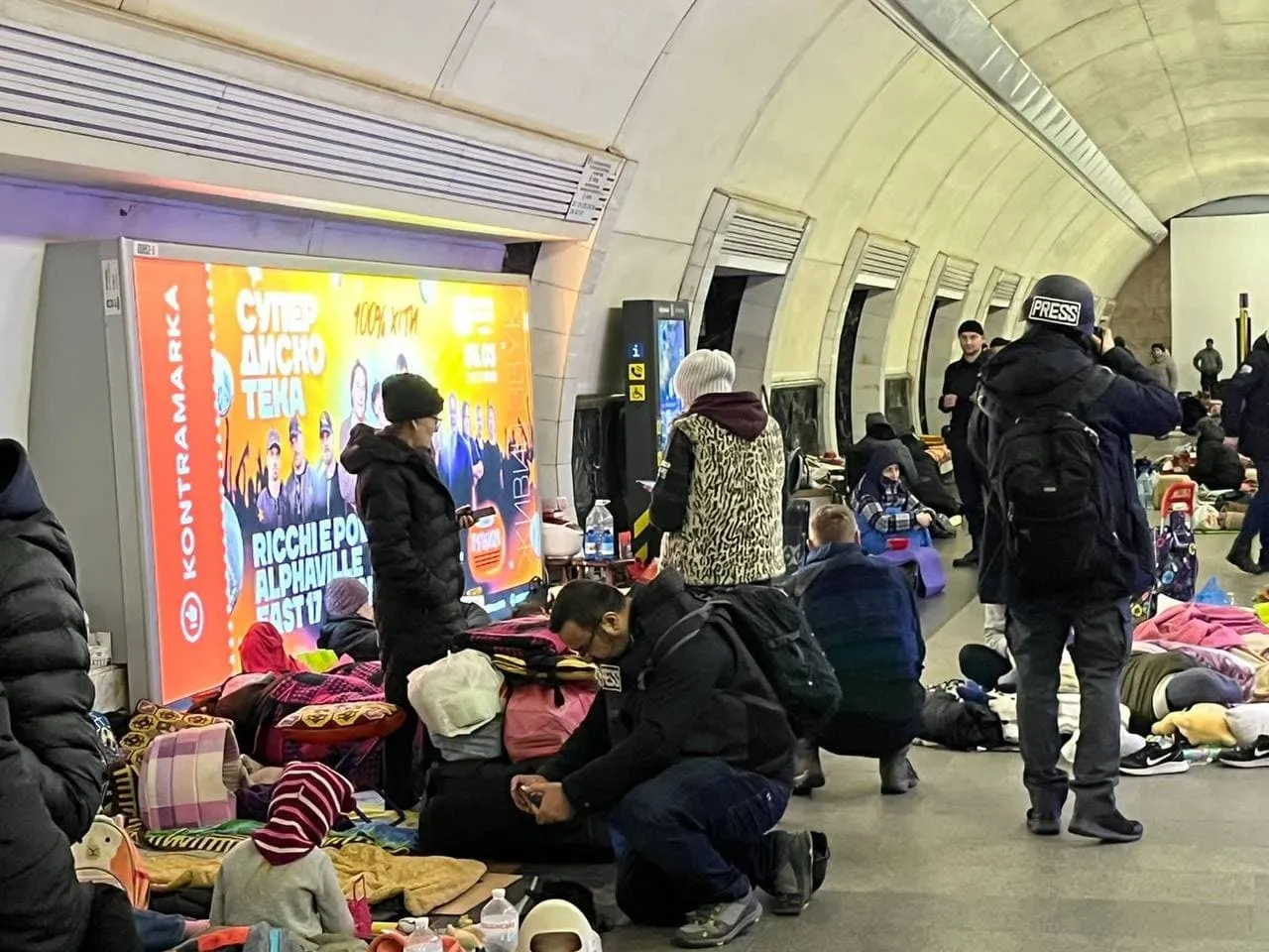 Киевляне на станции метро "Дорогожичи".