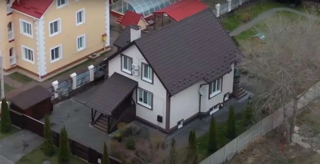 Дом Усиков в Ворзеле dqxikeidqxidqeant