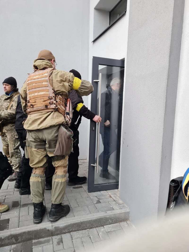 Возможно, это изображение (3 человека и люди стоят)