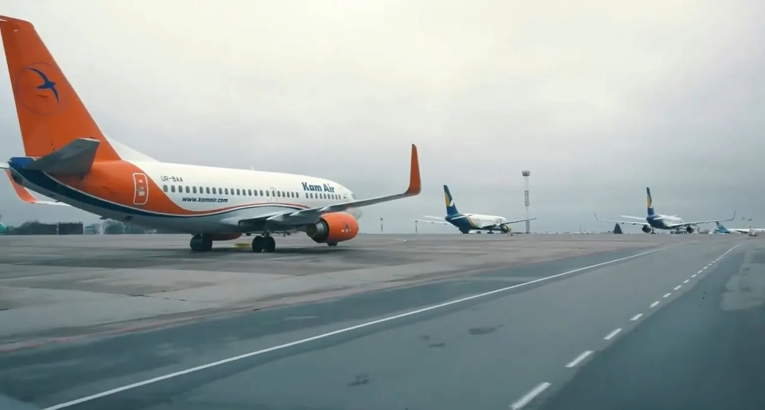 Десятки самолетов на взлетной полосе аэропорта. dqxikeidqxidqeant