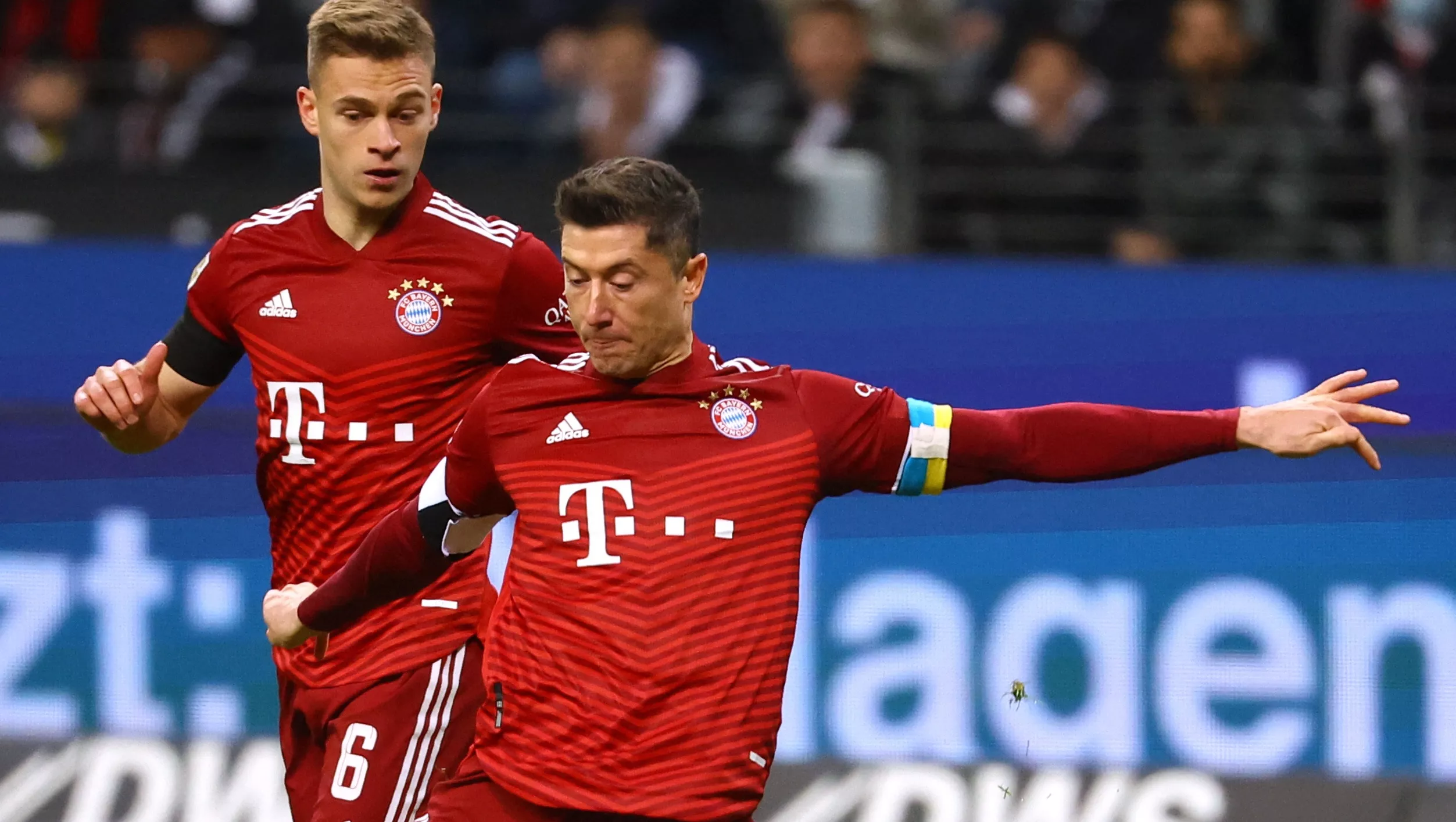 Левандовски с украинской капитанской повязкой