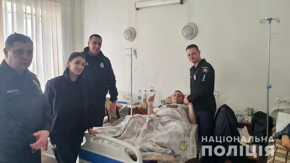 Полицейский находится в больнице. dqxikeidqxidqeant