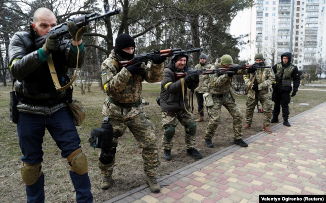 Новые бойцы Сил территориальной обороны ВСУ во время военной подготовки на фоне масштабного вторжения России в Украину. Киев, 9 марта 2022 года