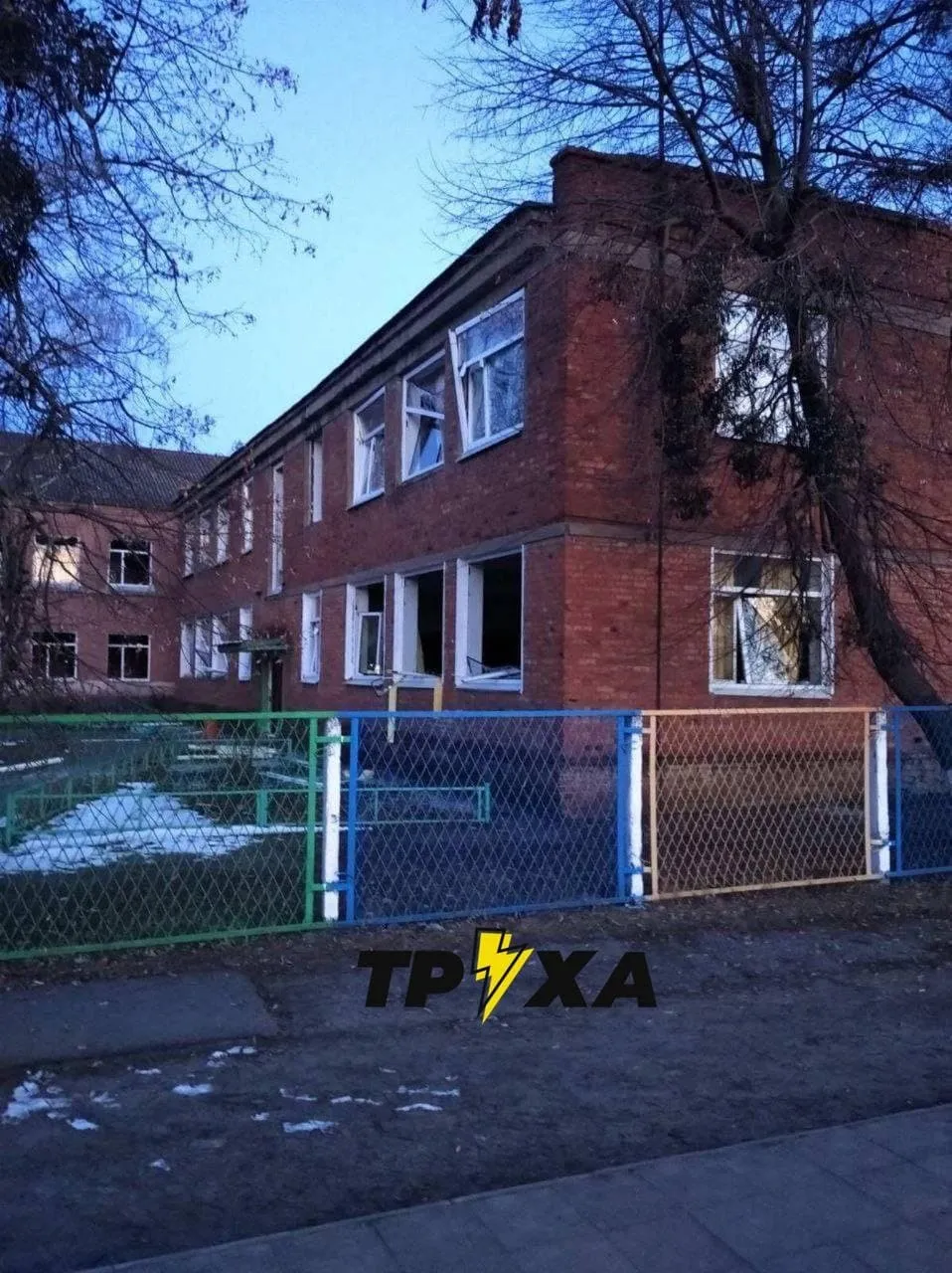 В школе повыбивало окна