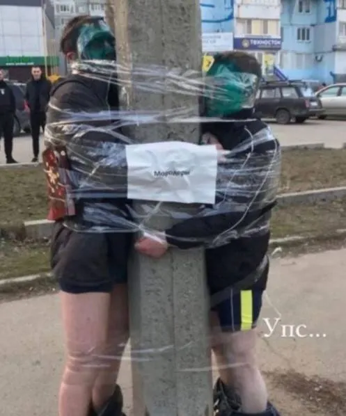 В Запорожье мародеров заставили умыться зеленкой dqxikeidqxidqeant