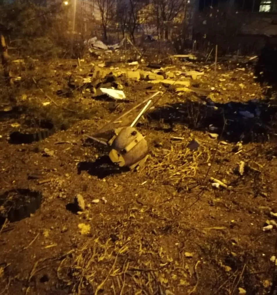 Остатки сбитой ракеты.
