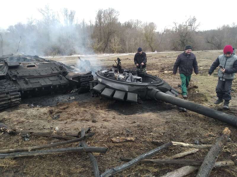 Возле Изюма бойцы ВСУ разгромили колонну оккупантов dqxikeidqxidqrant