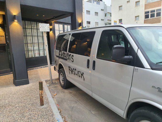 Кровавая "Z": российским дипломатам в Израиле указывают на их место (фото)