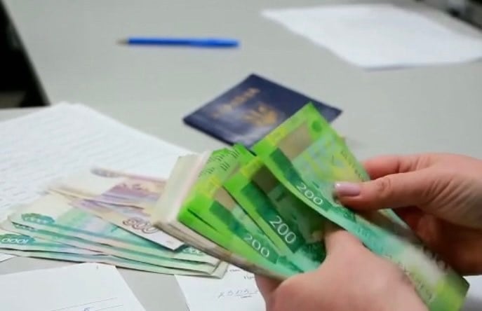 Российские оккупанты пытаются подкупить рублями населения в Геническе, - прокуратура 03