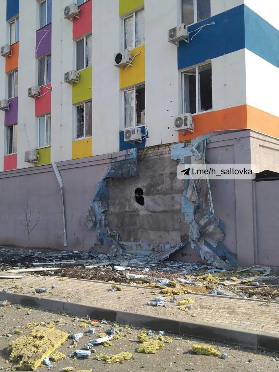 Последствия обстрела многоэтажки в Харькове. dqxikeidqxidqeant