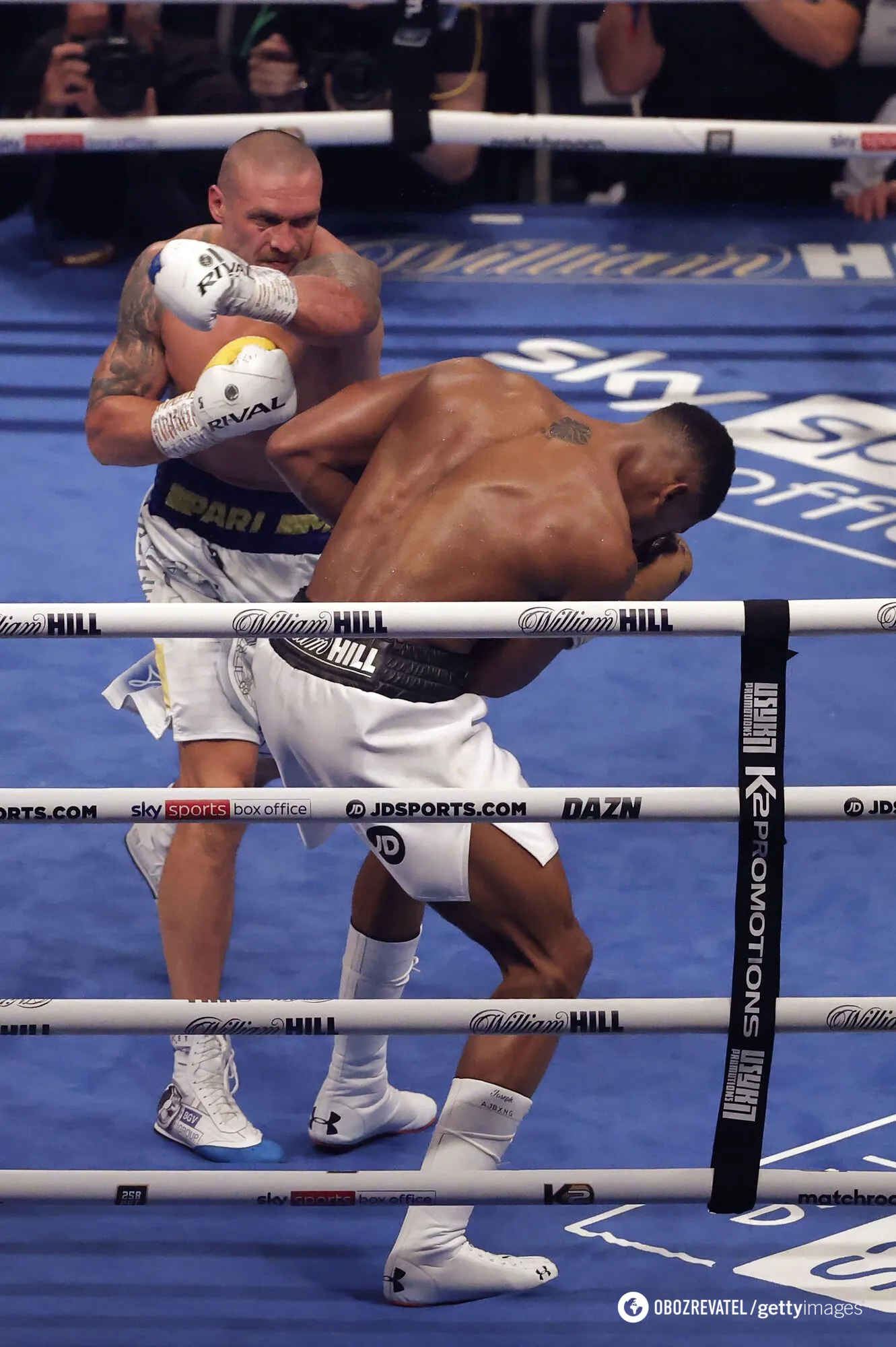 Усик и Джошуа во время боя.
