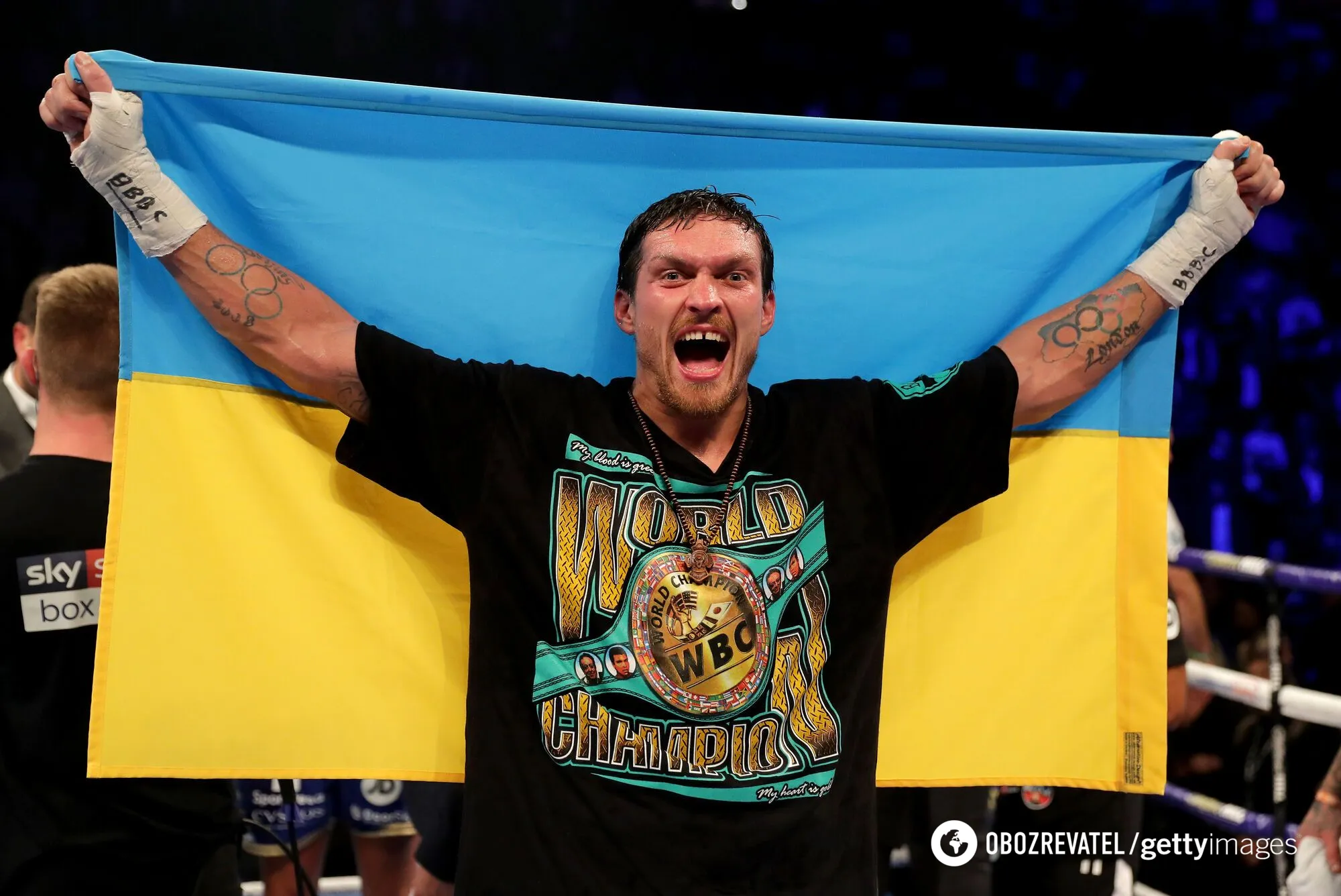 Усик с флагом Украины.