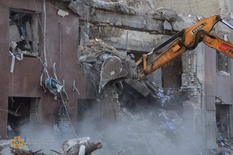 В разбомбленной Николаевской ОГА чудом уцелел украинский флаг: знаковое фото