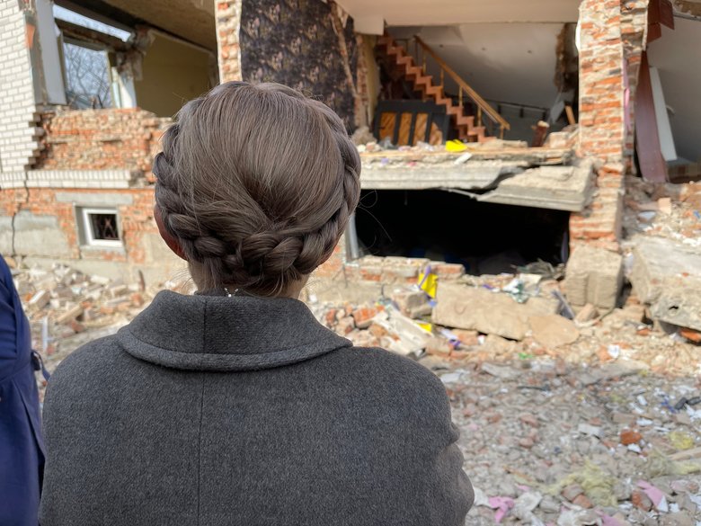 Кільканадцятиметрова вирва та купи будівельного сміття, - російські окупанти знищили будинок у Ніжині 04