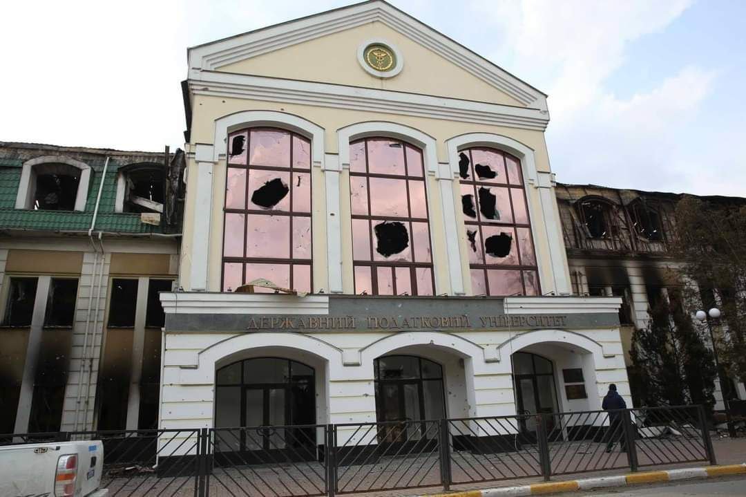 Будівля Державного податкового університету в Ірпені після обстрілів військ РФ.