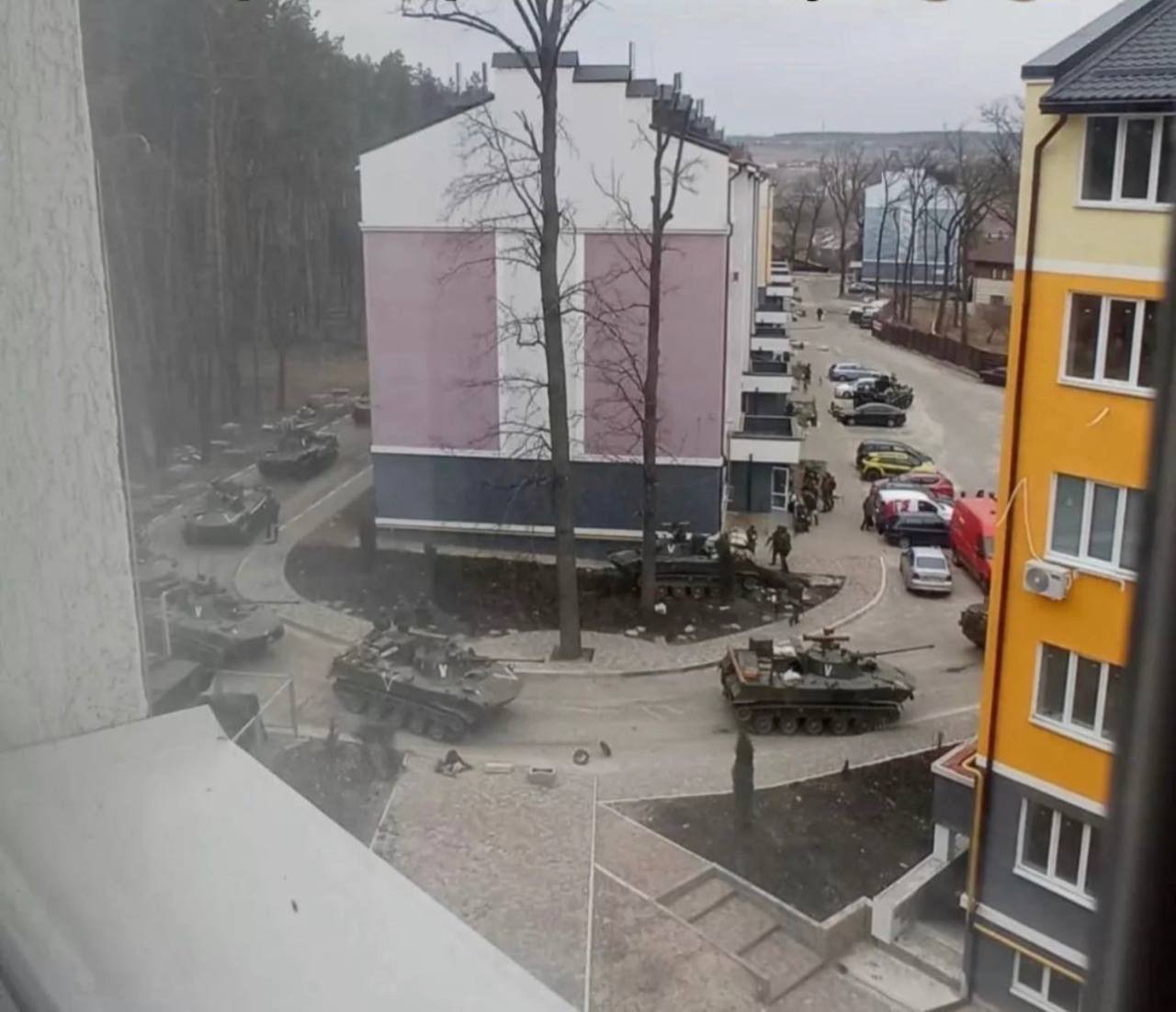 Російська техніка і дворі одного з ЖК на заході Ірпеня. Там місцеві мешканці повідомляли про вбивства і згвалтування.