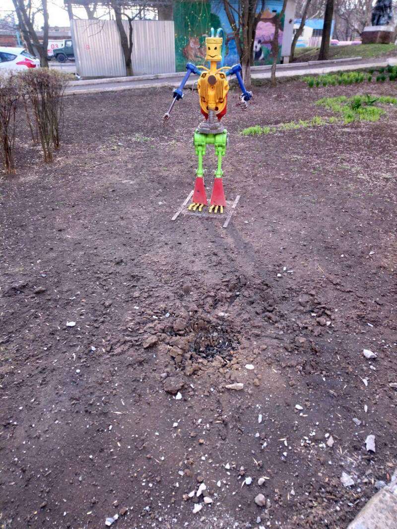 Наслідки обстрілу дитячого майданчика біля лікарні / Фото Віталія Кіма dqxikeidqxidqrant