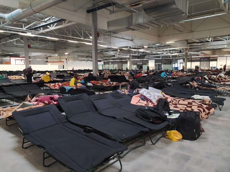 Каждому беженцу выделяют спальное место.