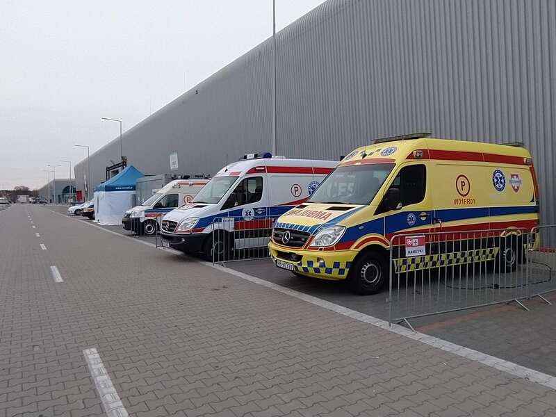 На территории Центра дежурят медики