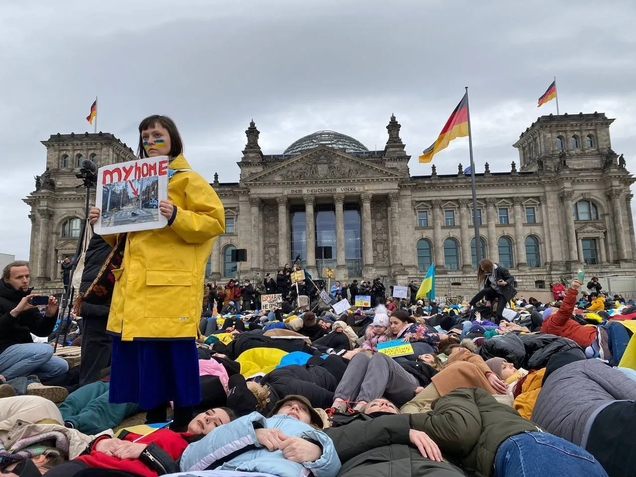 Люди собрались возле Бундестага. dqxikeidqxidqrant