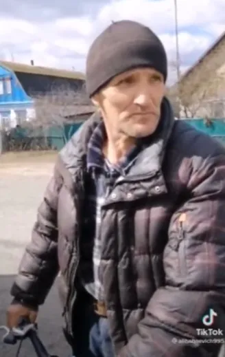 Человек, который следит за могилой Ерко. dqxikeidqxidqeant