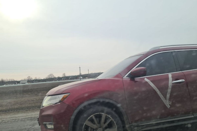 Российские захватчики вывозят из Беларуси угнанные в Украине авто 05