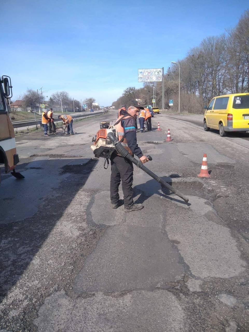 Несмотря на военное положение, дорожники ремонтируют трассы, поврежденные оккупантом