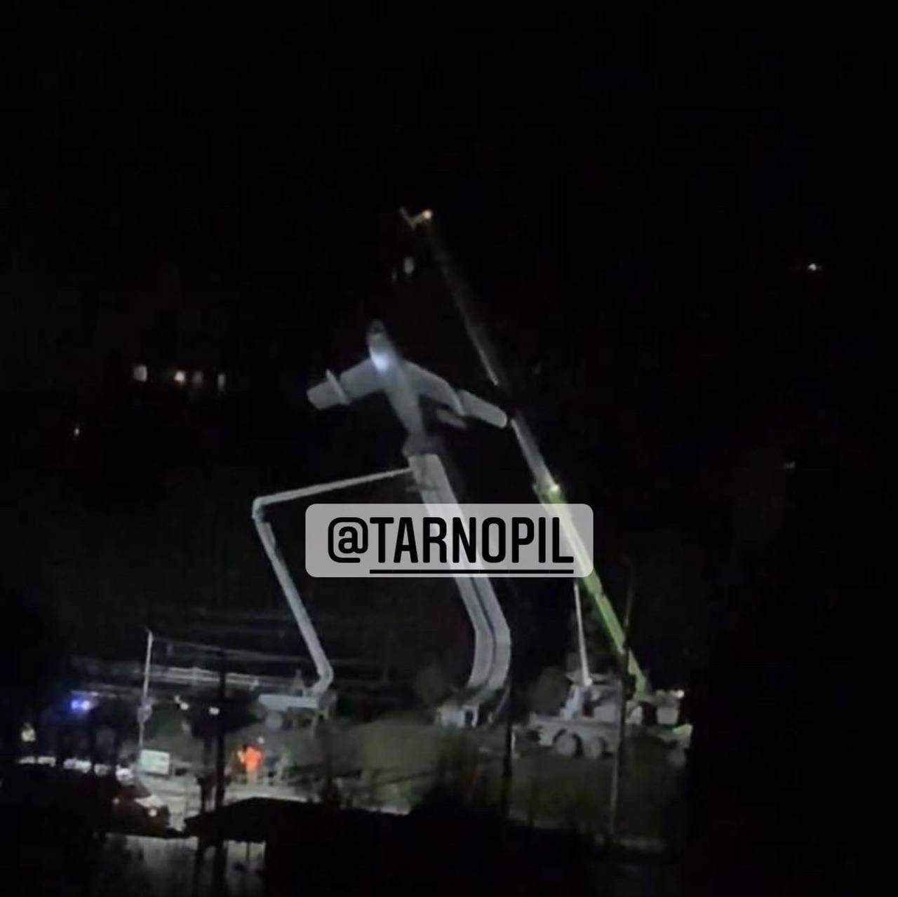 У Тернополі демонтували пам’ятник радянським льотчикам dqxikeidqxidqrant