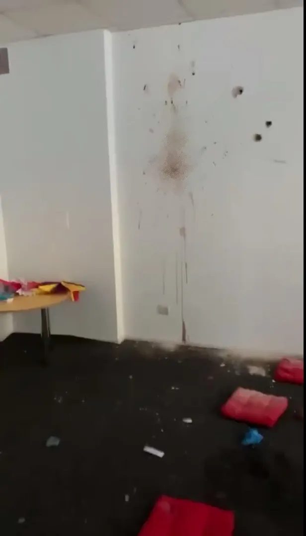 На стене остались следы крови погибшего мужчины. dqxikeidqxidqrant