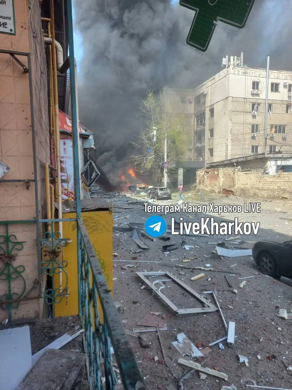 В результате взрыва над городом поднялся черный столб дыма