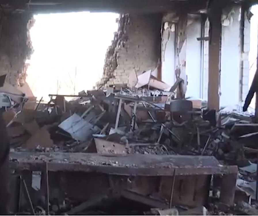 В результате обстрела в школе возник пожар. dqxikeidqxidqeant