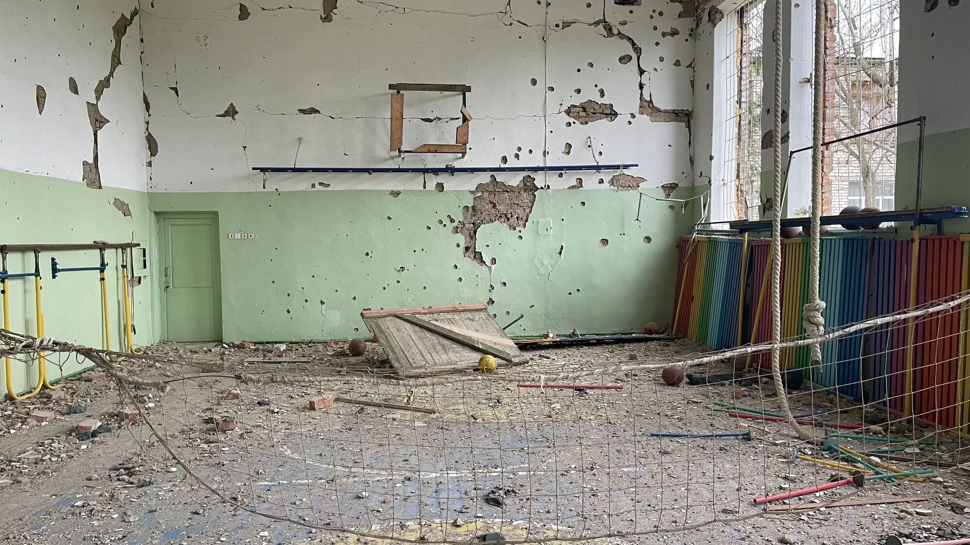 Люди скрывались совсем рядом в бомбоубежище