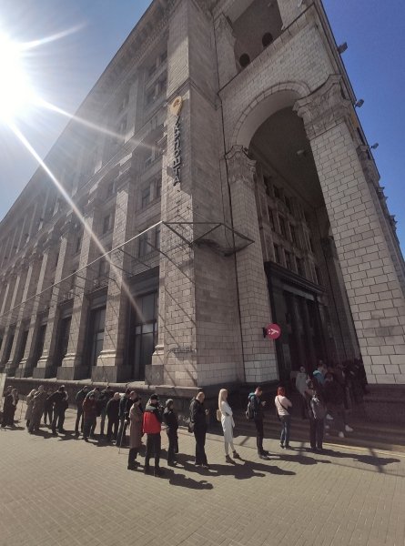 укрпочта, очередь за маркой, отделение укрпочты в киеве, здание укрпошта dqxikeidqxidqeant