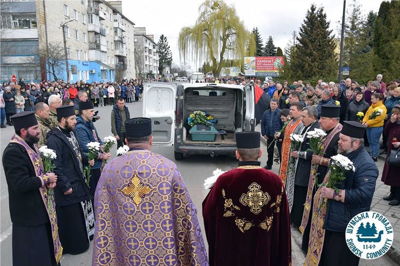 Тернопольщина простилась с погибшим 38-летним воином Сергеем Грищуком, вернувшимся из Польши, чтобы защищать страну 02 dqxikeidqxidqeant