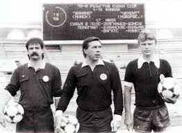 Звягинцев (по центру) работал арбитром.