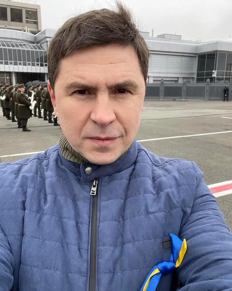 Советник главы ОП Подоляк с сине-желтой ленточкой dqxikeidqxidqeant