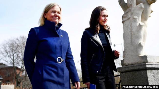 Премьер-министры Швеции и Финляндии Магдалена Андерсон (слева) и Санна Марин на встрече в Стокгольме 13 апреля dqxikeidqxidqeant