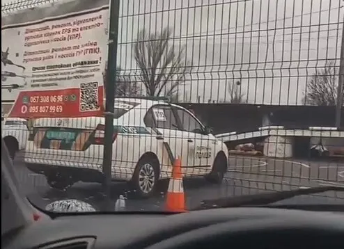 Водитель решил проверить громкость авто рядом с полицией.