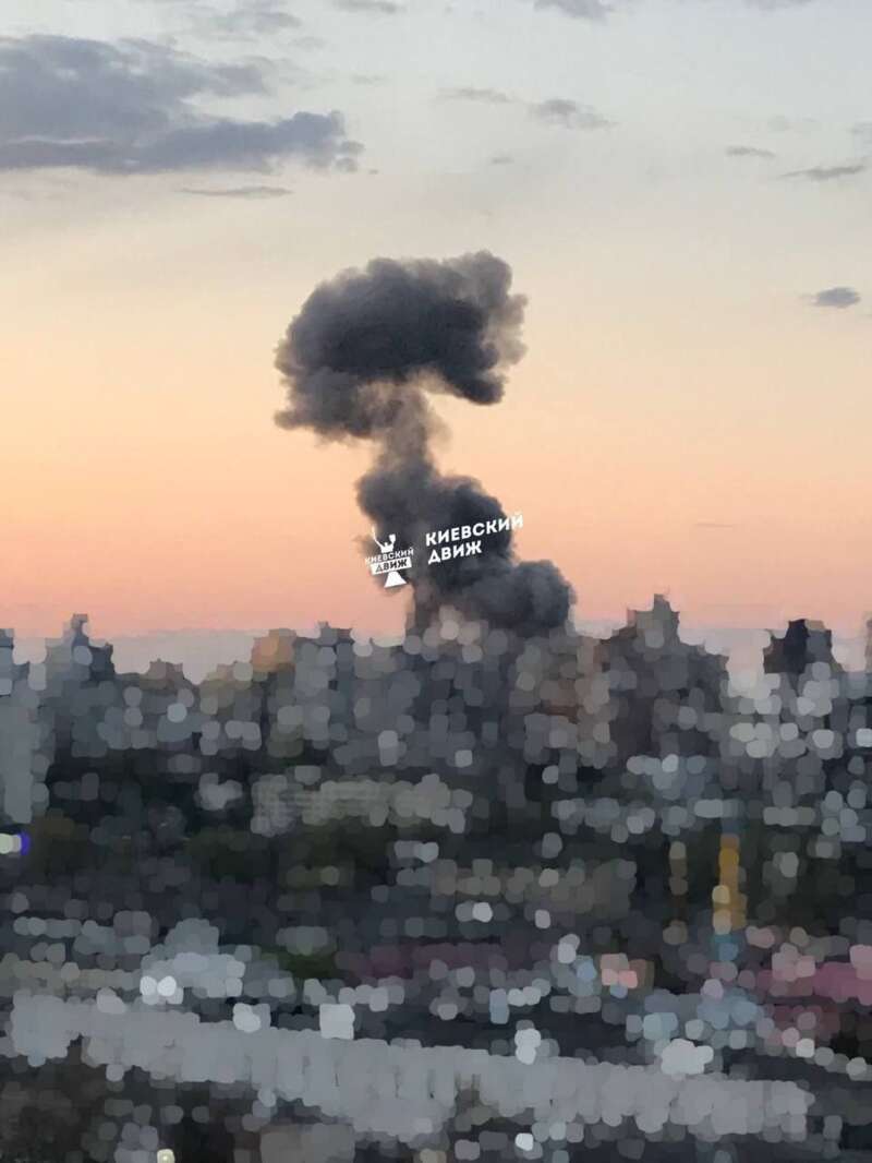 В Киеве во время визита генсека ООН прогремели взрывы. Над одним из районов облако дыма dqxikeidqxidqrant