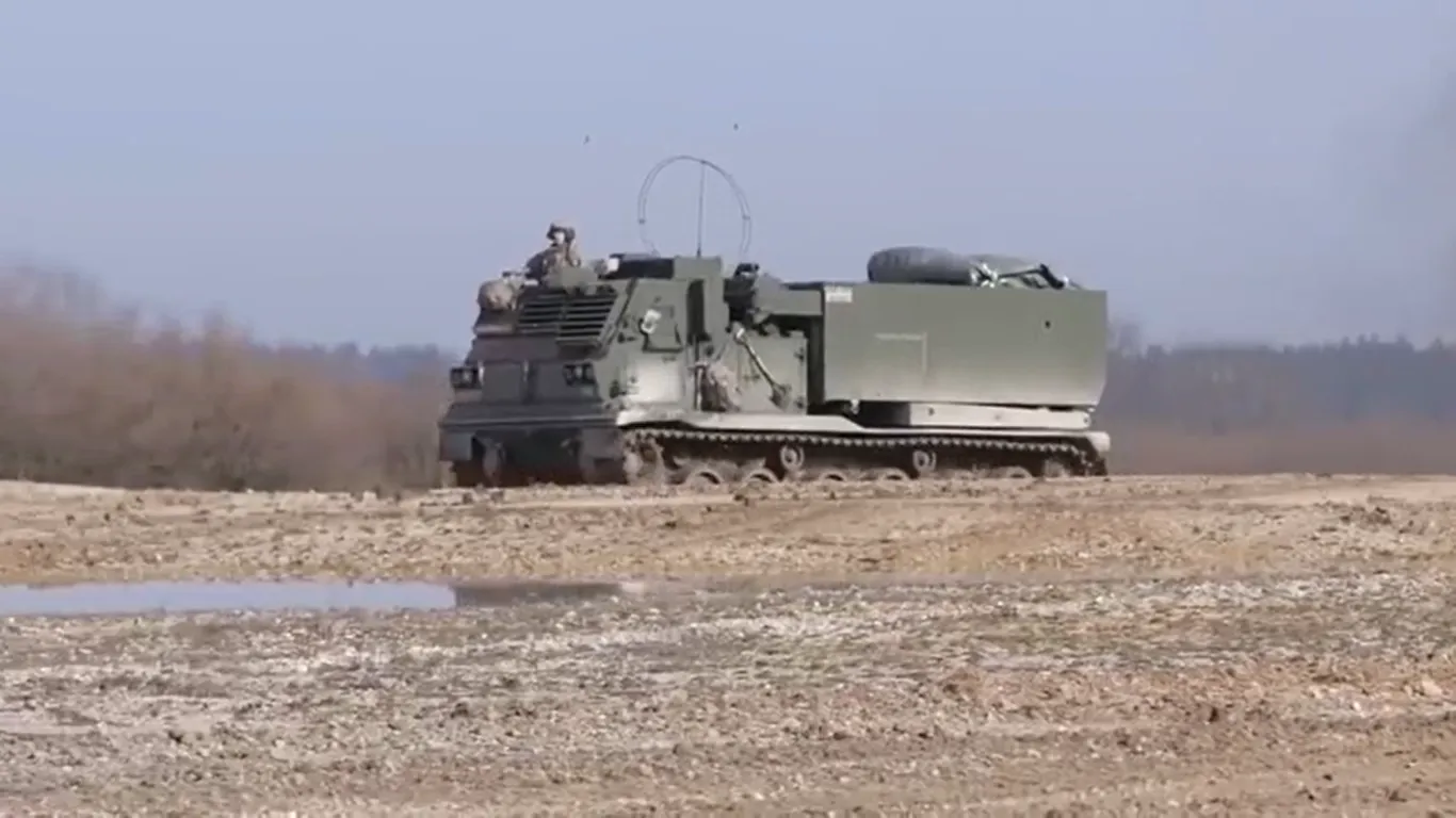 Американская реактивная система залпового огня M270 MLRS dqxikeidqxidqrant