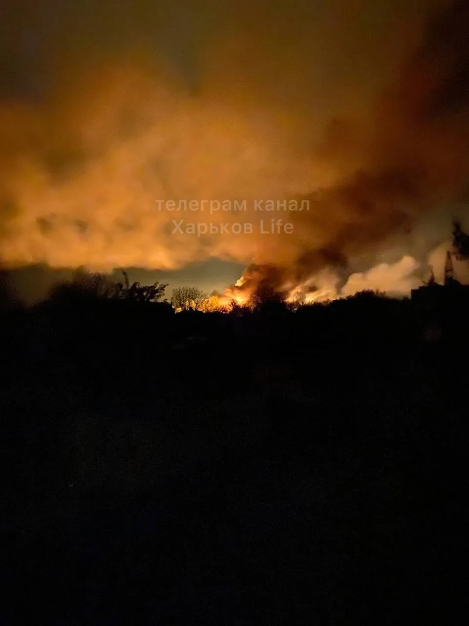 Над городом поднялся дым.