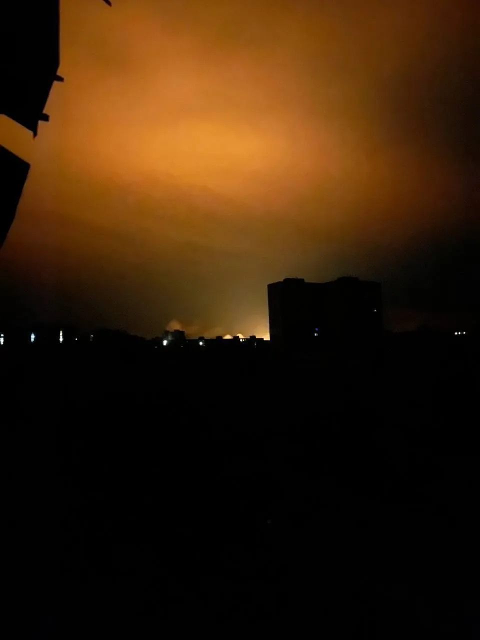 Над городом стояло зарево.