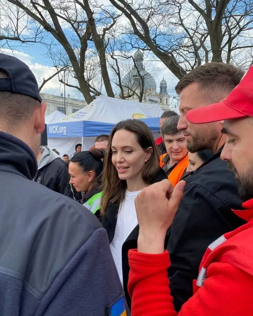 Украинцы устроили Джоли во Львове очень теплый прием.