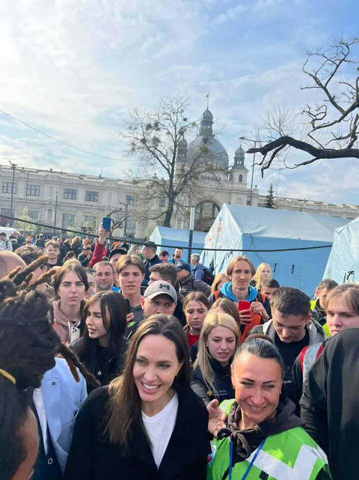 Анджелина Джоли на вокзале во Львове.