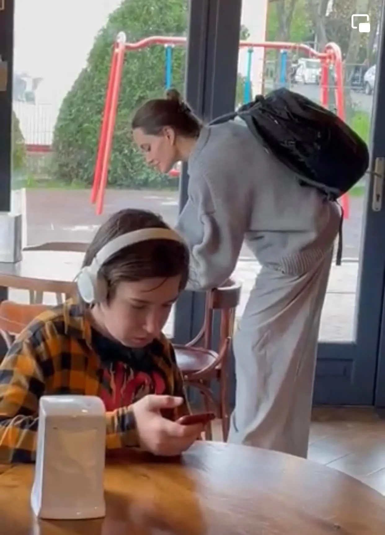 Анджелина Джоли в кафе во Львове.