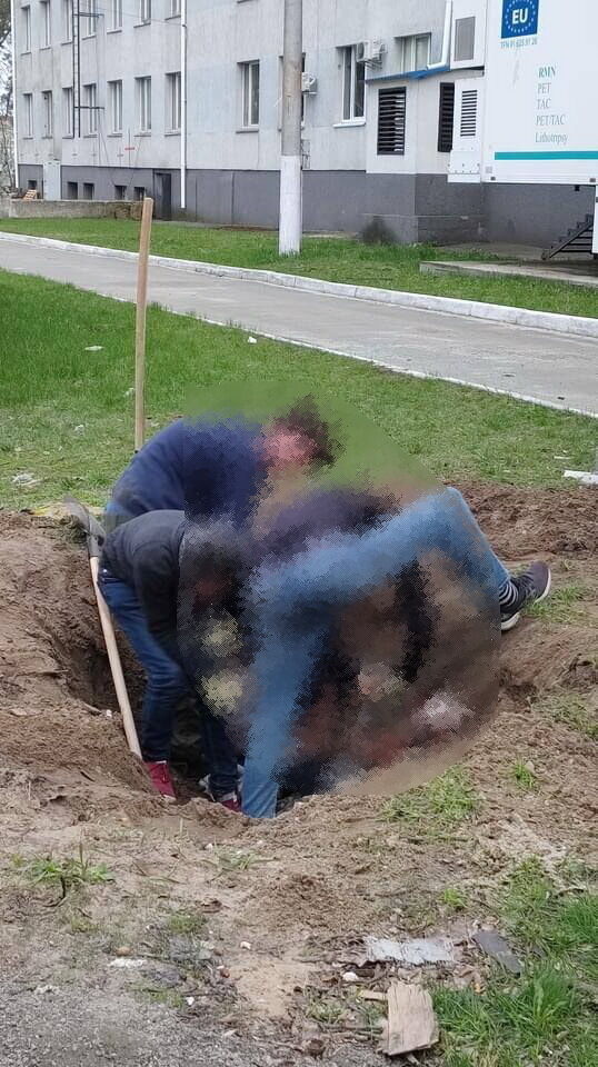 20-летний американец помогает эксгумировать тела погибших. dqxikeidqxidqeant