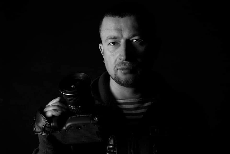 Мужчина увлекался фотографией.