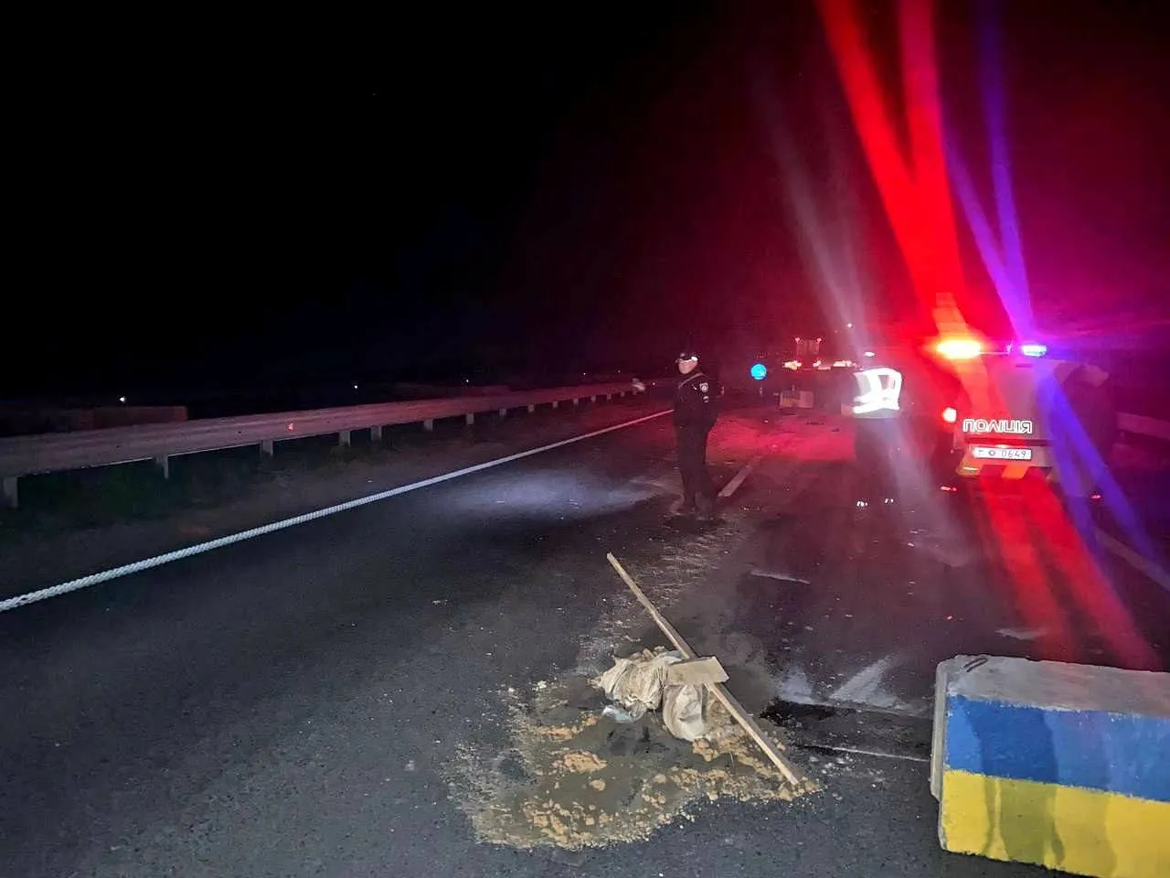 Легковушка протаранила бетонные блоки.